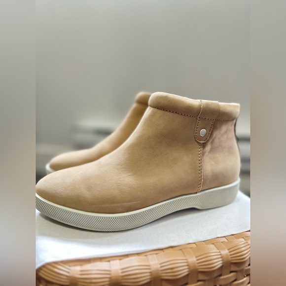 SOLD Ladies Boots - Picture 1 of 7